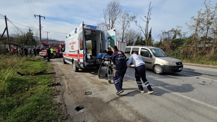 GÜNCELLEME - Sakarya'da iki otomobilin çarpıştığı kazada 1 kişi öldü, 2 kişi yaralandı