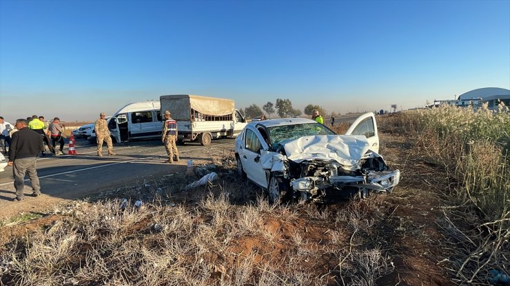 Şanlıurfa'da minibüsle otomobilin çarpıştığı kazada 12 kişi yaralandı