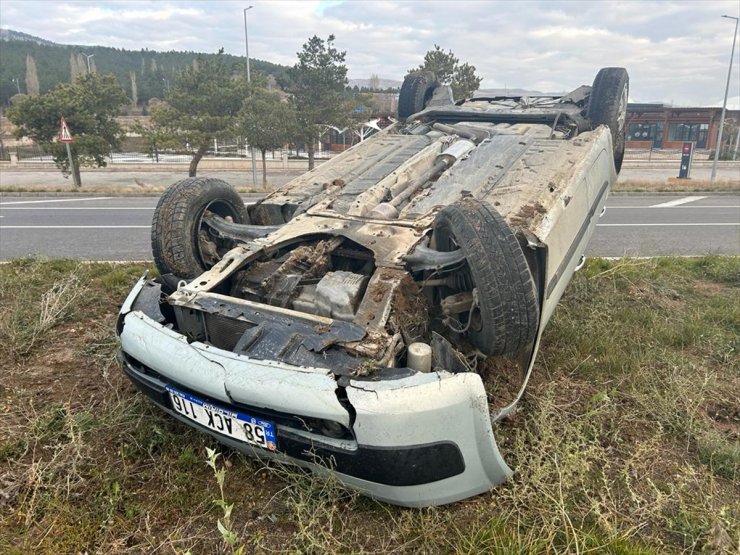 Sivas'ta devrilen otomobildeki 2 kişi yaralandı