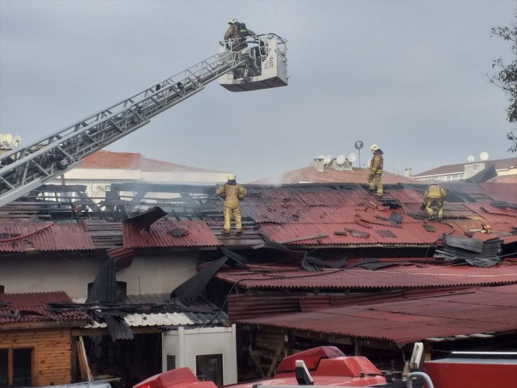 Üsküdar'da tarihi köşkün bahçesindeki marangozhanede çıkan yangın söndürüldü