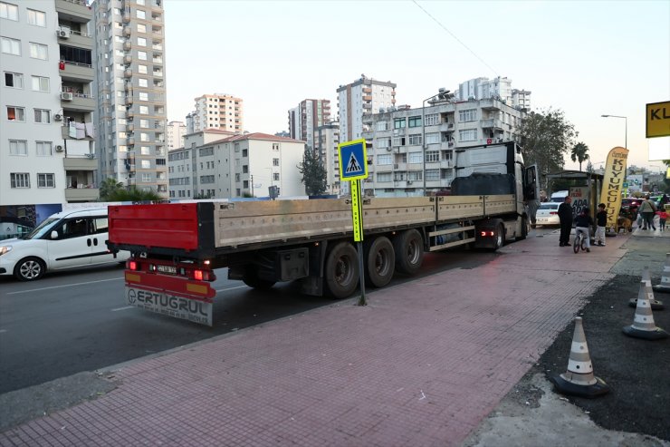 Adana'da tırın altında kalan motosikletin sürücüsü öldü