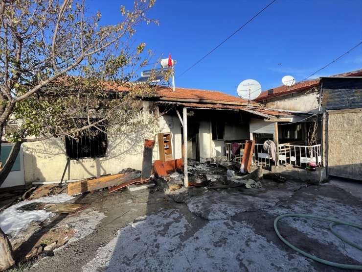 Aksaray'da uyuşturucu kullandığı iddia edilen kişi babasının evini ateşe verdi