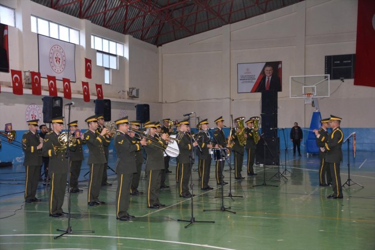 Askeri bando Şemdinli'de konser verdi