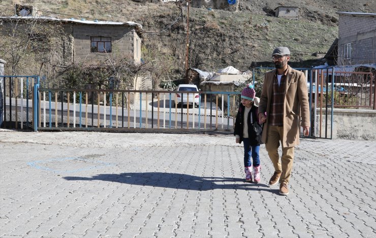 Cumhur öğretmen, ilk ve tek öğrencisi görme engelli Beyzanur'a ışık oldu