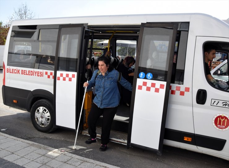 Gönül gözüyle gördüğü dünyasını örgüyle güzelleştirdi