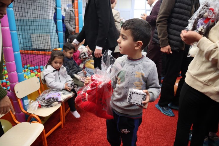 Iğdır'da özel öğrenciler yaptıkları oyuncaklarla çocukları mutlu etti