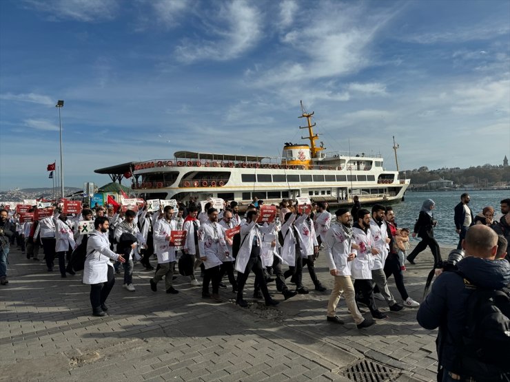 İstanbul'da hekimler Gazze için sessiz yürüyüş düzenledi