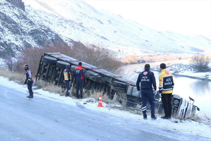 Ağrı'da şarampole devrilen tırın sürücüsü öldü