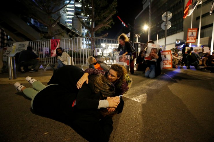 Gazze'deki İsrailli esirlerin yakınları Tel Aviv'de gösteri düzenledi