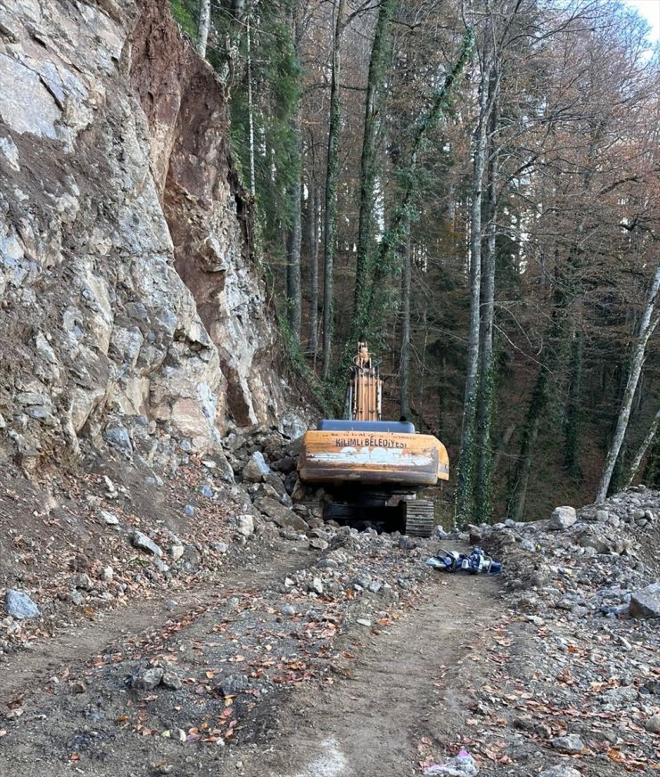 Karabük'te üzerine kaya düşen iş makinesinin operatörü hayatını kaybetti