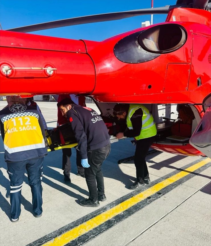 Van'da trafik kazasında yaralanan hasta ambulans helikopterle hastaneye ulaştırıldı