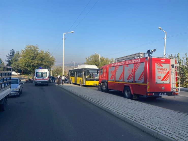 Diyarbakır'da taksinin belediye otobüsüne çarpması sonucu 2 kişi yaralandı