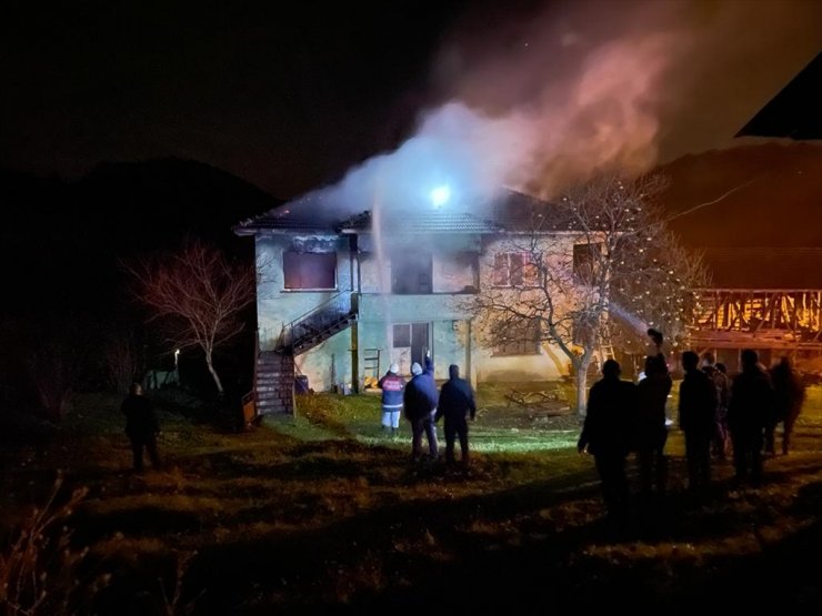 Düzce'de çıkan yangında iki katlı ev tamamen yandı