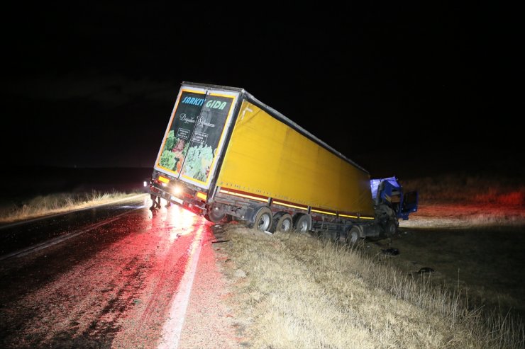 Eskişehir'de tırla kamyonetin çarpıştığı kazada 2 kişi öldü, 2 kişi yaralandı