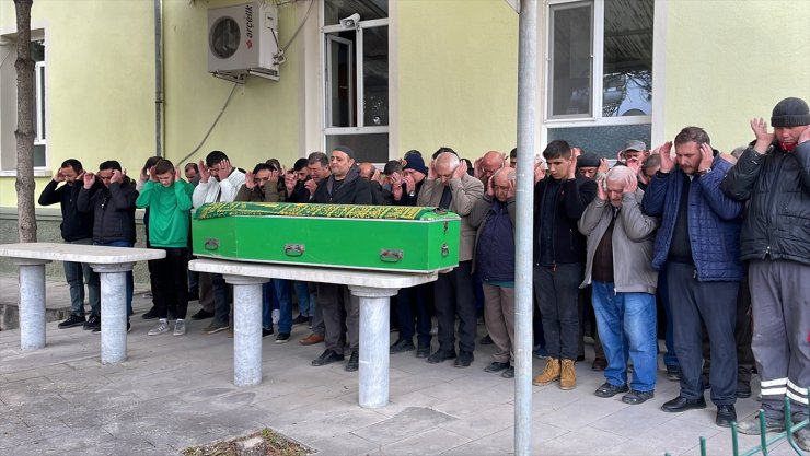 Eskişehir'de trafik kazasında ölen genç Sakarya'da son yolculuğuna uğurlandı