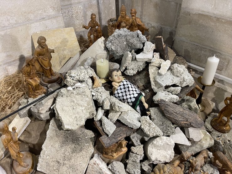 Filistin'de bir kilise Gazze’deki saldırılar nedeniyle bu seneki Noel ağacını "enkazdan" yaptı