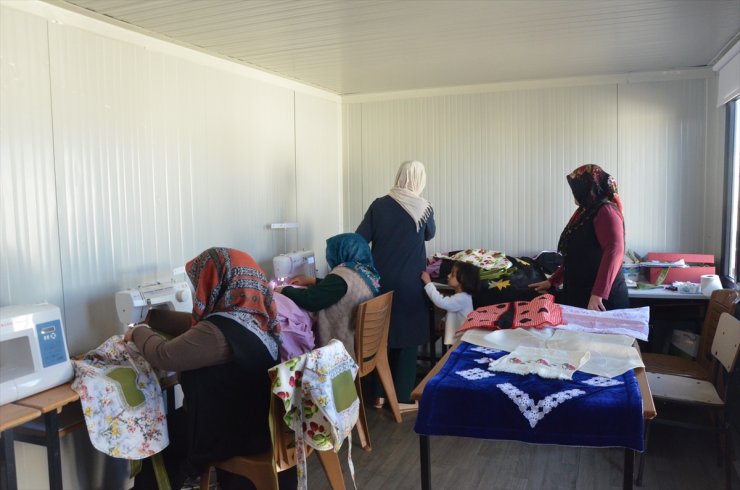 Konteyner kentlerde açılan el sanatları kursları depremzede kadınlara terapi oluyor