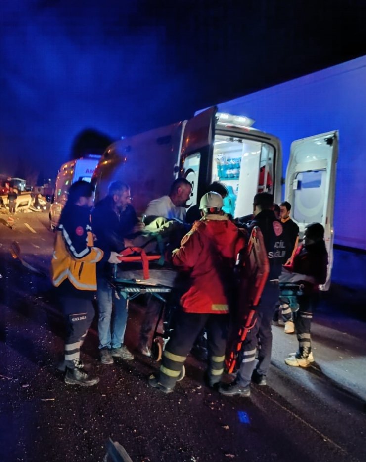 Mardin'de devrilen otomobildeki 3'ü çocuk 8 kişi yaralandı