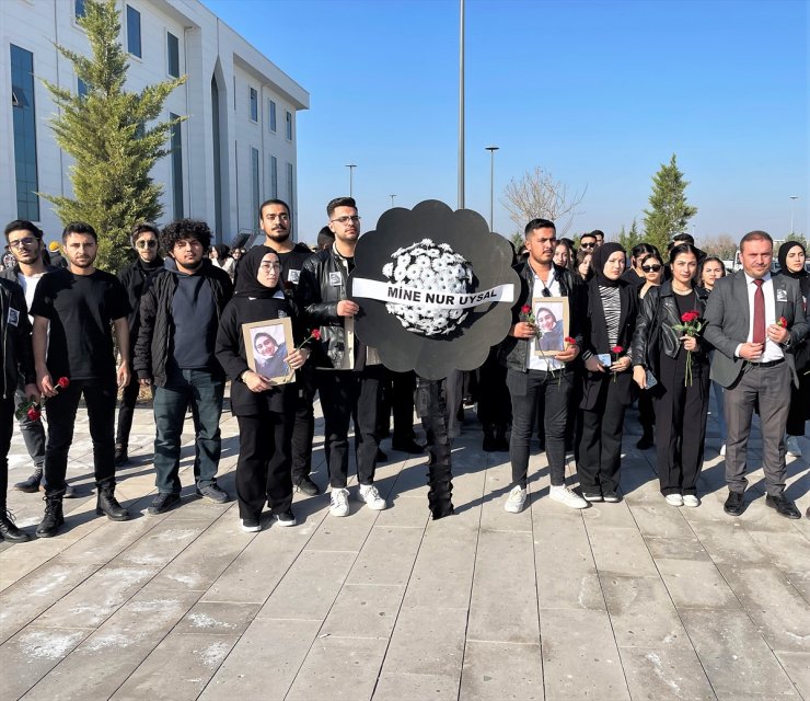 Aksaray'daki trafik kazasında ölen üniversite öğrencisi Uysal'ın arkadaşları fakülte girişine karanfil bıraktı