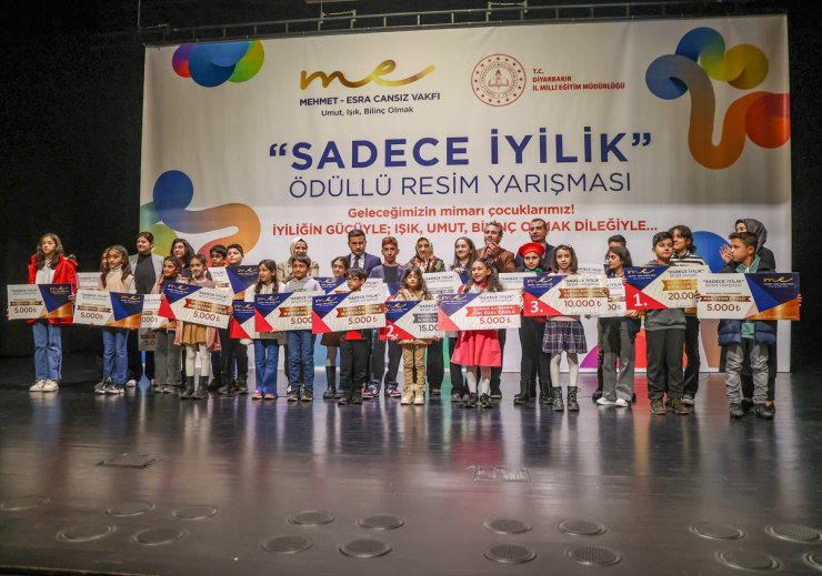 Diyarbakır'da çocuklar "Sadece iyilik" temalı resim yarışmasında yeteneklerini sergiledi