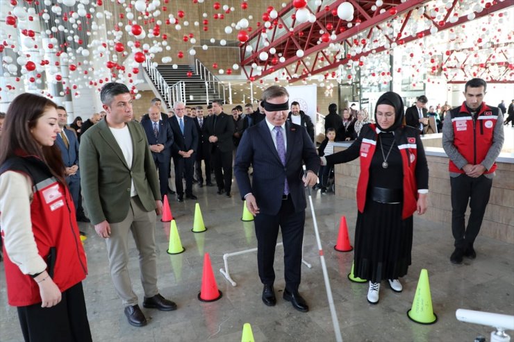 Erzincan Valisi Hamza Aydoğdu, görme engellilerin yaşantısını deneyimledi