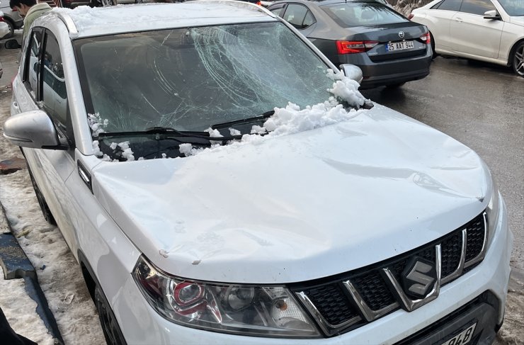 Erzurum'da çatıdan düşen kar kütleleri bir otomobilde hasara yol açtı