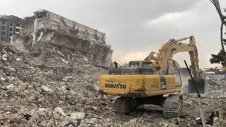 Hatay'da depremlerde ağır hasar alan 3 bina kontrollü yıkıldı