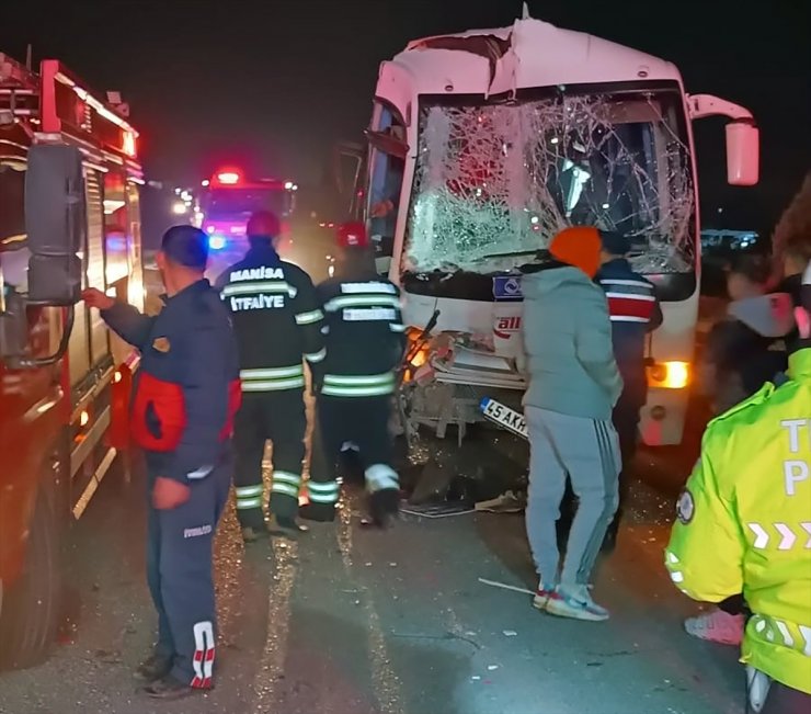 Manisa'da midibüs ile tırın çarpışması sonucu 12 kişi yaralandı