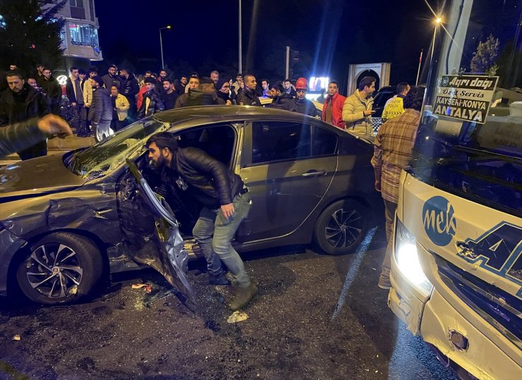 Nevşehir'de yolcu otobüsüyle çarpışan otomobilin sürücüsü yaralandı