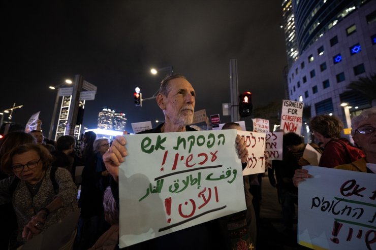 Tel Aviv’de bir grup İsrailli aktivist Gazze’ye yönelik saldırıları protesto etti