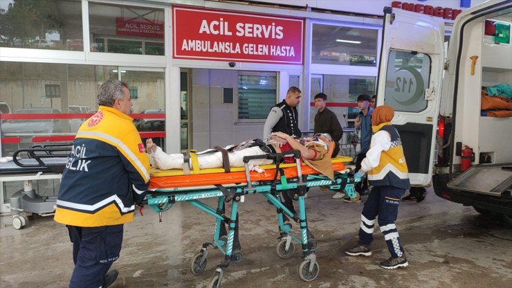 Adana'da iki otomobilin çarpıştığı kazada 4 kişi yaralandı