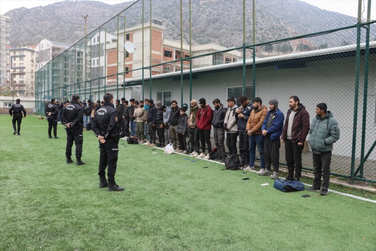 Amasya'da tır dorsesinde 61 düzensiz göçmen yakalandı