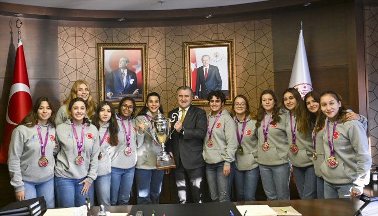 Bakan Bak, İzmir Büyükşehir Belediyespor Kadın Sutopu Takımı'nı kabul etti