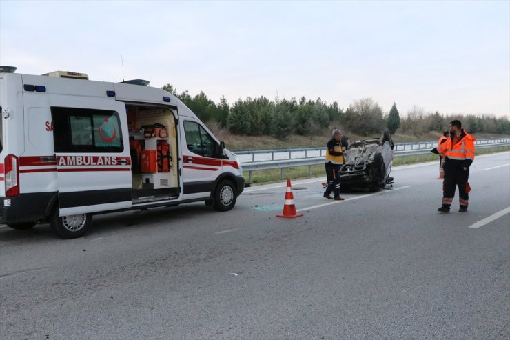 Edirne'de bariyere vurup devrilen otomobildeki aynı aileden 3 kişi yaralandı