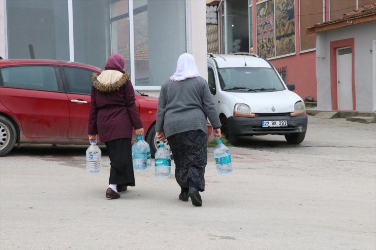 Edirne'de su kesintileri nedeniyle vatandaş suyu çeşmeden taşıyor