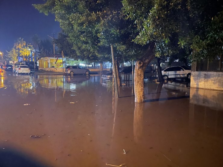 Hatay'da sağanak hayatı olumsuz etkiledi