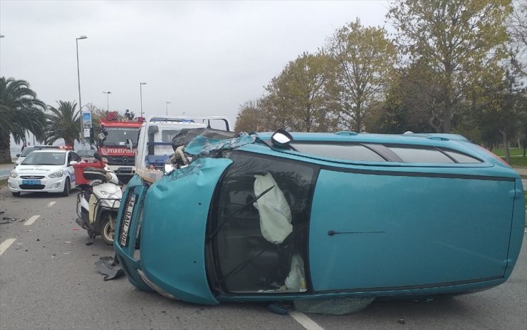 Kartal'da park halindeki araca çarpıp devrilen otomobilin sürücüsü yaralandı