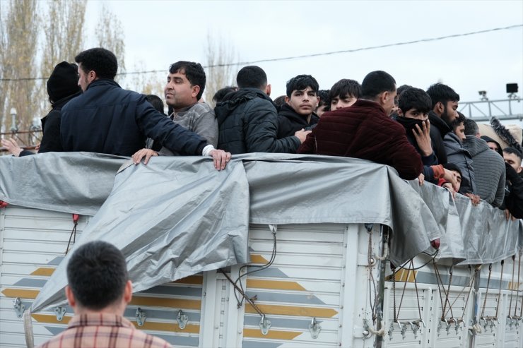 Kırklareli'nde kamyonet kasasında 62 düzensiz göçmen yakalandı