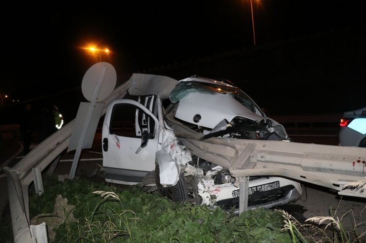 GÜNCELLEME - Kocaeli'de bariyere saplanan hafif ticari araçta 1 kişi öldü, 2 kişi yaralandı