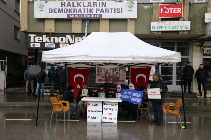 Muş'ta çocuklarına kavuşma ümidiyle HDP önünde eylem yapan aile sayısı 46'ya yükseldi