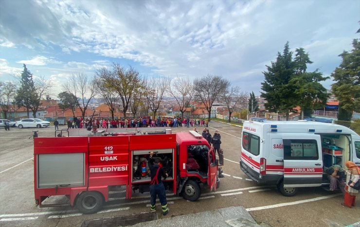 Uşak'ta bir okulun hizmetli odasında çıkan yangın söndürüldü