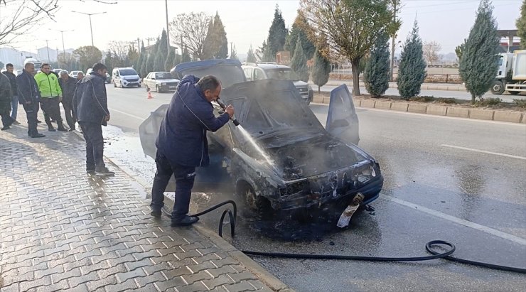 Yozgat'ta seyir halindeki otomobil alev aldı