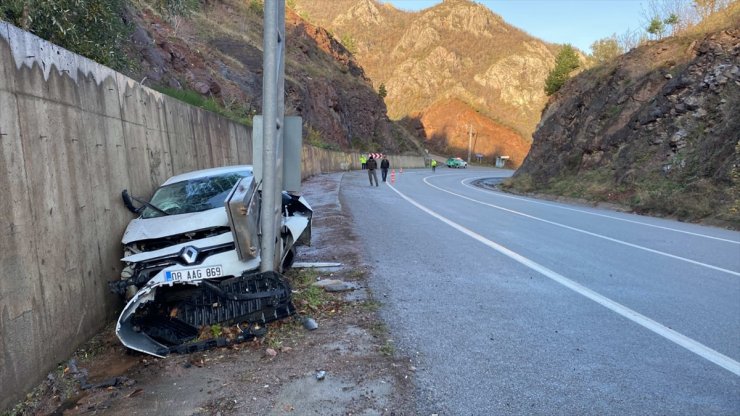 Artvin'de duvar ile sinyalizasyon direği arasında sıkışan otomobilin sürücüsü yaralandı