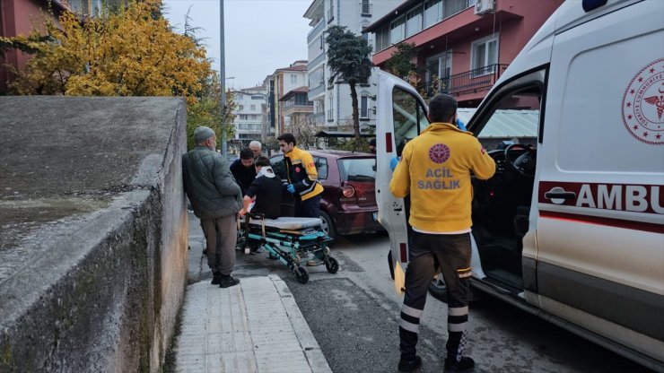 Çorum'da çarpışan iki otomobilin sürücüleri yaralandı