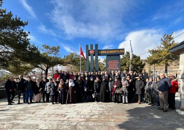 Erzurum'da 57 yıl önce yangında şehit olan 65 asker mezarları başında anıldı