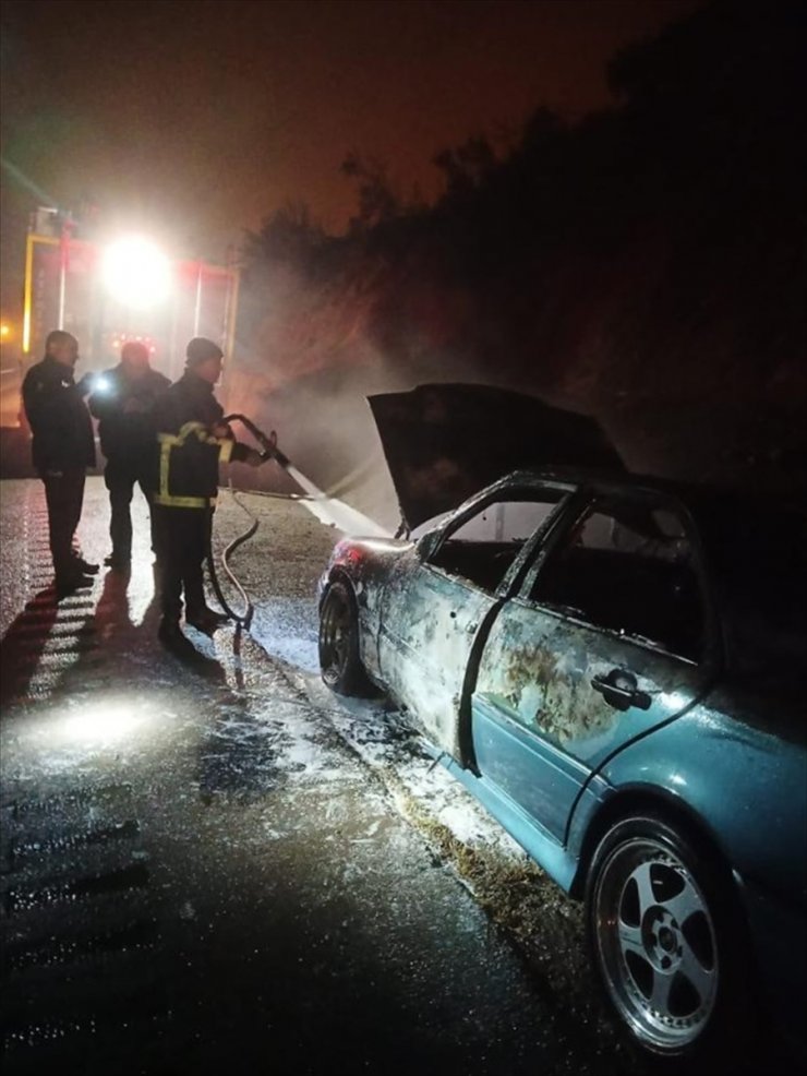 Hatay'da seyir halindeki otomobil alev aldı