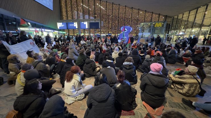 Hollanda'da tren istasyonlarında Filistin'e destek için oturma eylemleri yapıldı