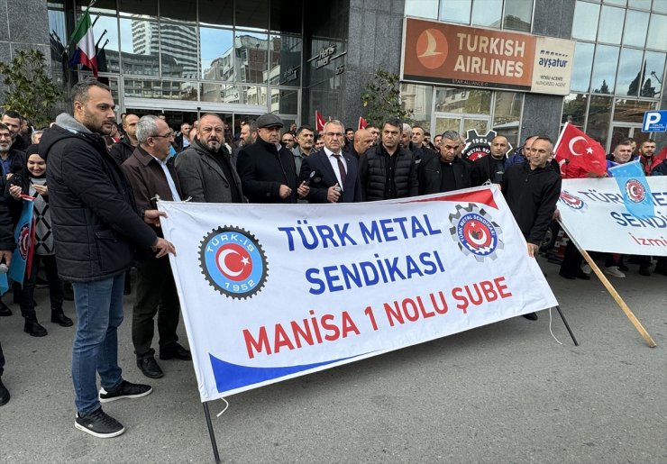 İzmir'de Türk Metal Sendikası üyeleri MESS önüne siyah çelenk bıraktı