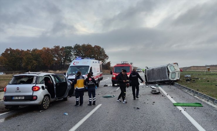 Kırklareli'nde panelvan ile otomobil çarpıştı, 1 kişi öldü, 2 kişi yaralandı