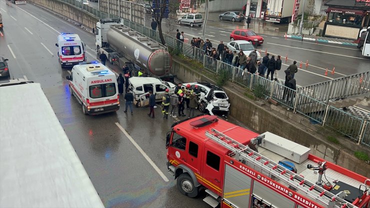 Kocaeli'de yol kenarında duran tankere çarpan 2 araçtaki 3 kişi yaralandı